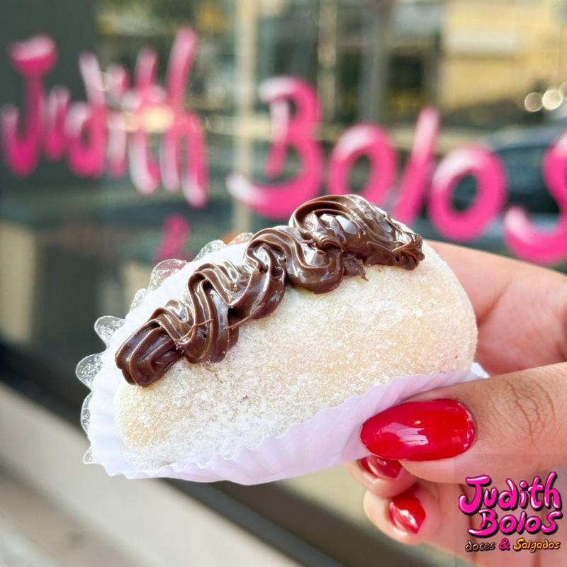 Coxinha de Morango Leite Ninho