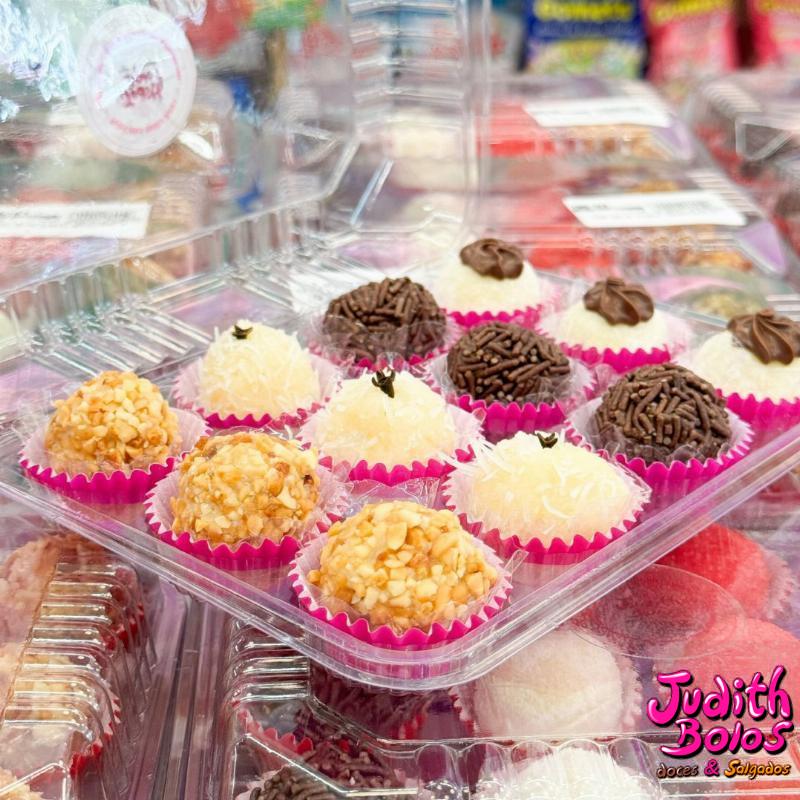 Bandeja de Docinhos Mista c/ 12un (Brigadeiro Gourmet, Leite Ninho c/ Nutella, Beijinho e Cajuninho)