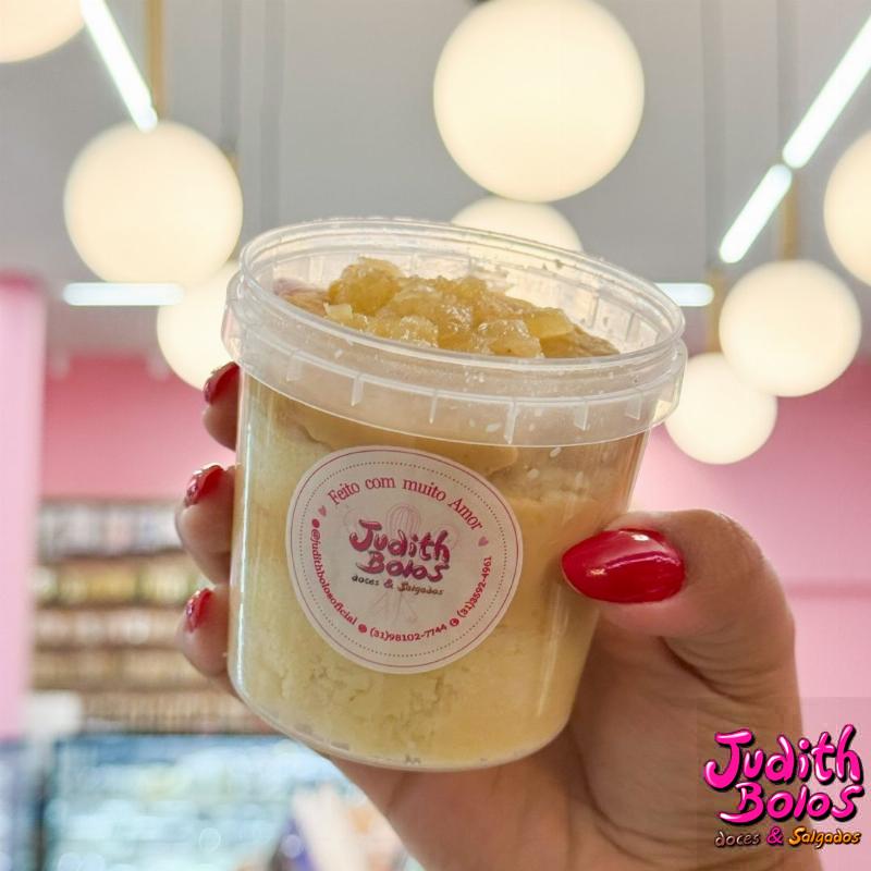 Bolo no Pote Doce de Leite da Casa com Abacaxi