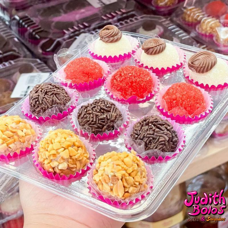 Bandeja de Docinhos Mista c/ 12un (Brigadeiro Gourmet, Leite Ninho c/ Nutella, Moranguinho e Cajuninho)