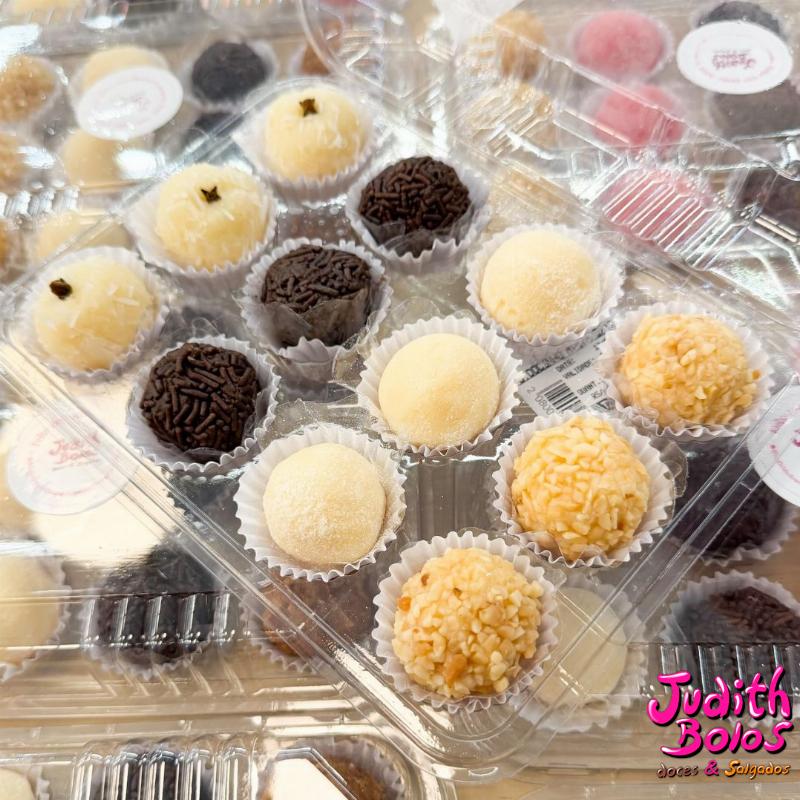 Bandeja de Docinhos Mista c/ 12un (Brigadeiro Gourmet, Leite Ninho, Beijinho e Cajuninho)